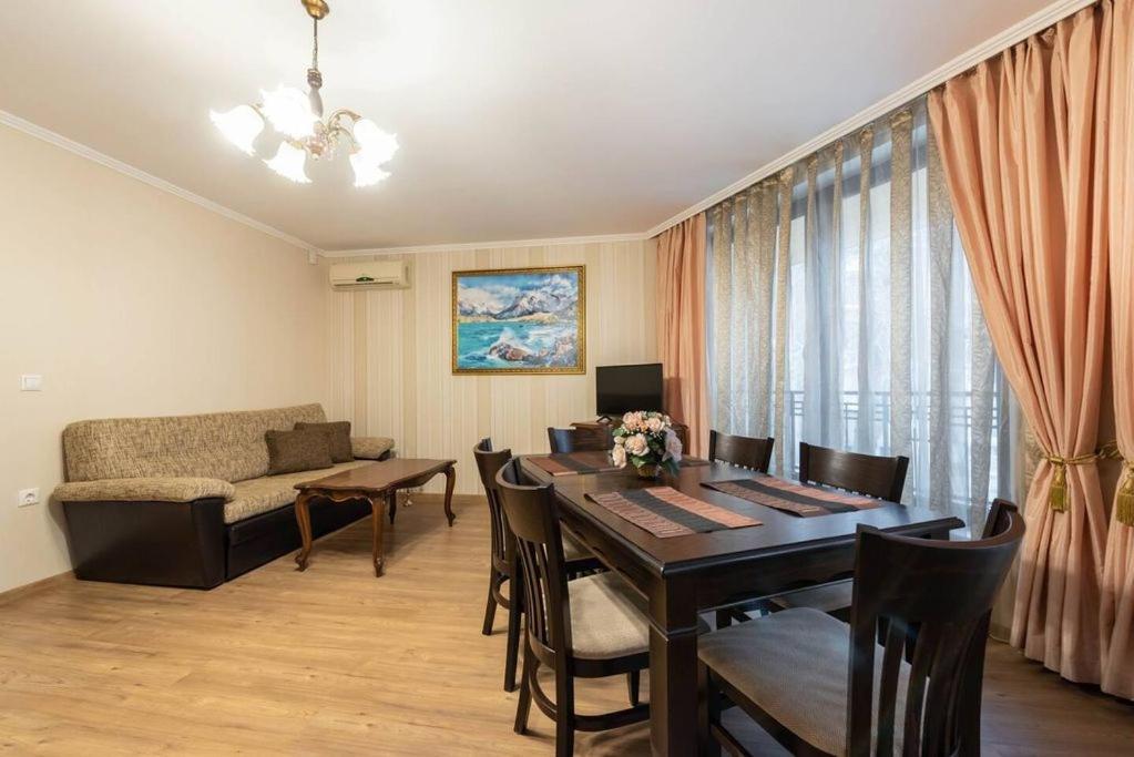 Vazov Residence , two bedroom top centre apartment Varna Buitenkant foto