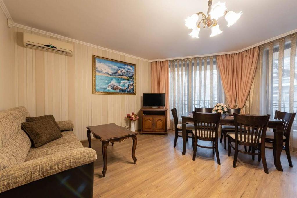 Vazov Residence , two bedroom top centre apartment Varna Buitenkant foto