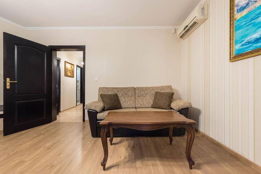 Vazov Residence , two bedroom top centre apartment Varna Buitenkant foto